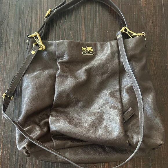 👜 Coach Brown Leather Hobo Shoulder Bag with Gold Hardware – Classic & Elegant - Picture 1 of 6